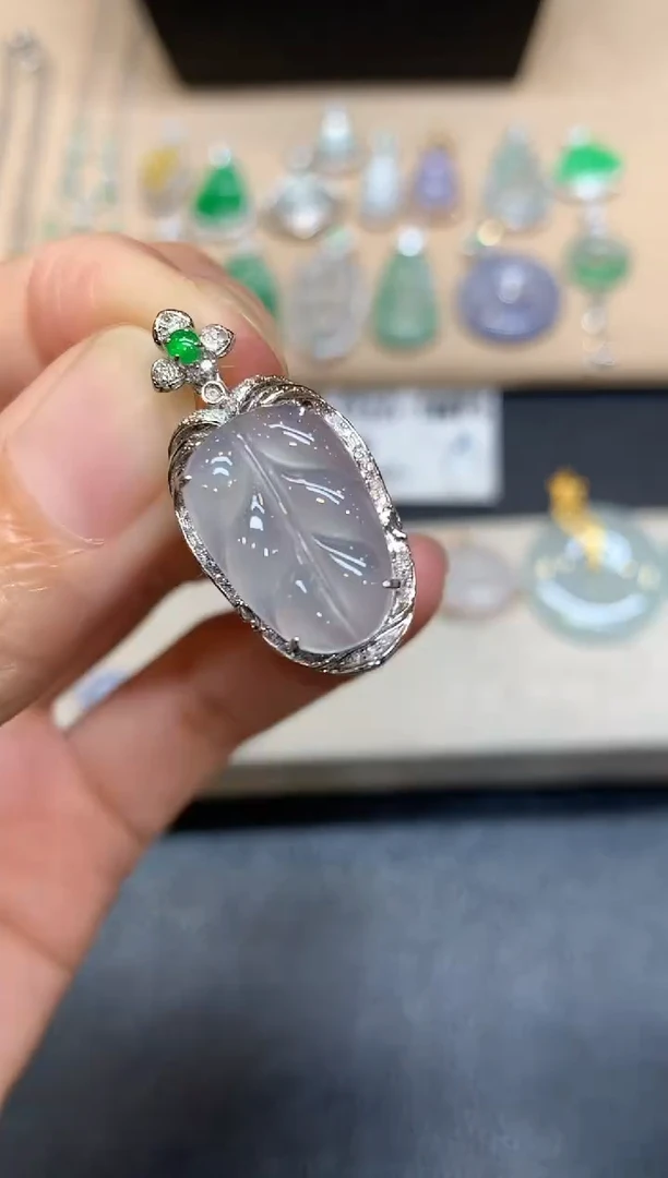 颈饰18K金镶嵌翡翠树叶【无服务费