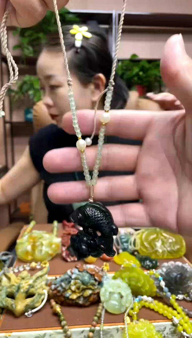 未镶嵌岫玉颈饰多样性发货发其中之一