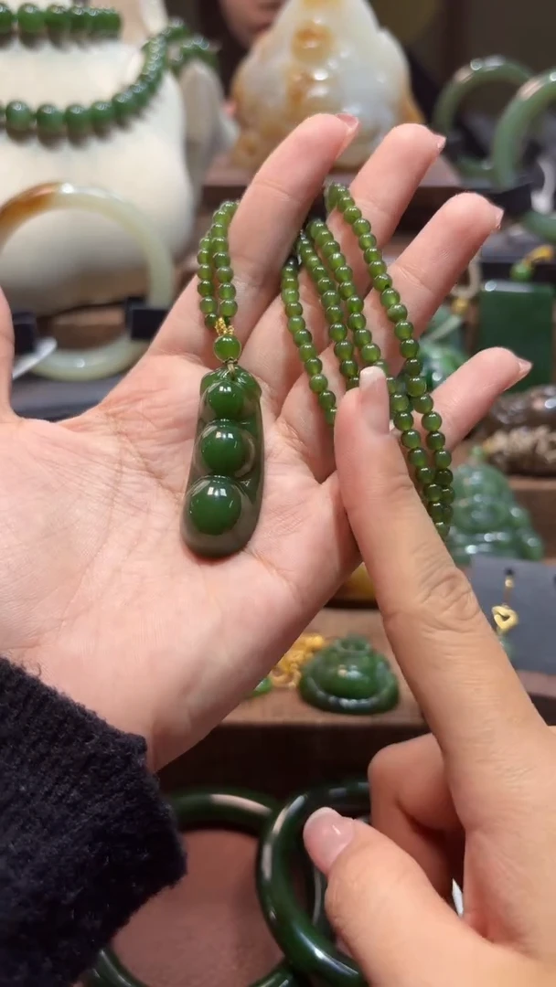 颈饰未镶嵌和田玉（碧玉）1