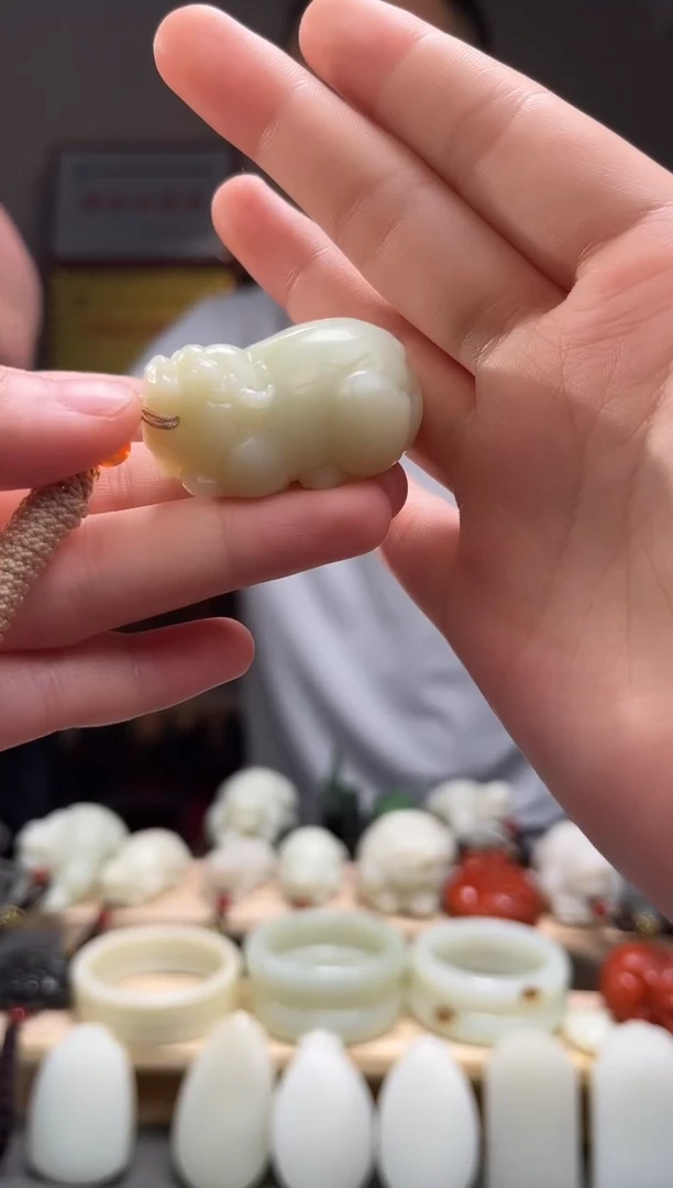 颈饰未镶嵌和田玉吊坠