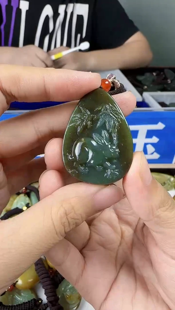 和田玉未镶嵌颈饰1