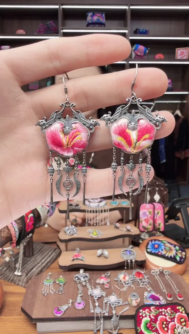 织绣6蒙阿苏苗绣传承店