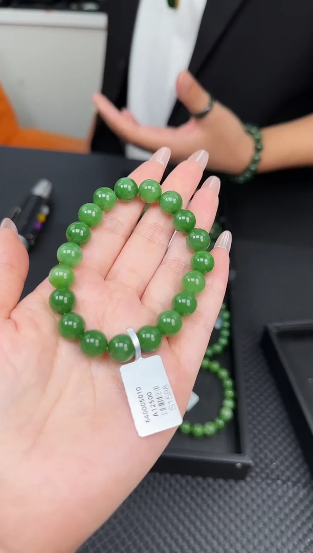 未镶嵌手串和田玉一条，约10mm，多样性发一件