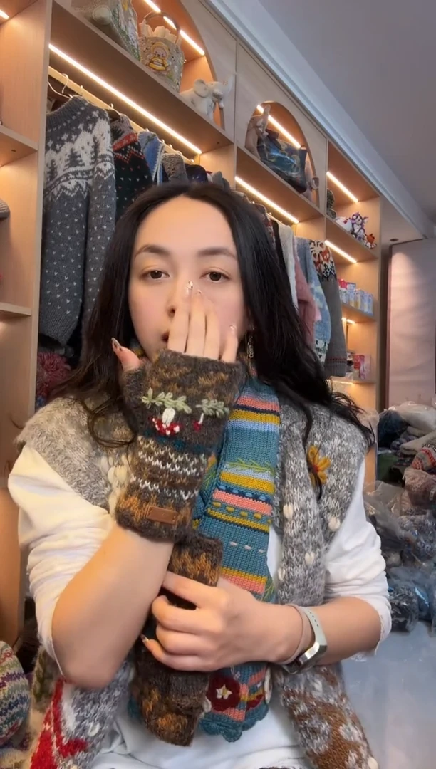 羊毛手工手套细线刺绣