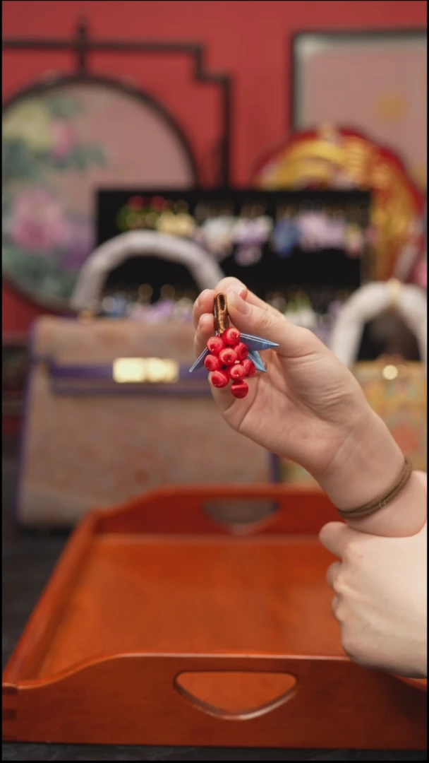 刺绣红色小浆果边夹