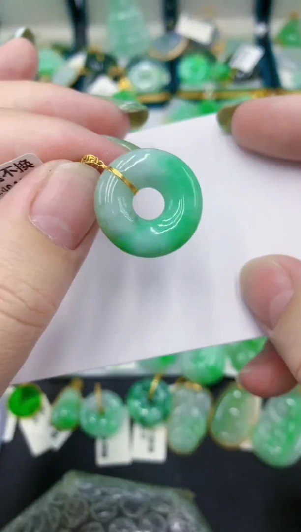 翡翠18K金镶嵌颈饰111111