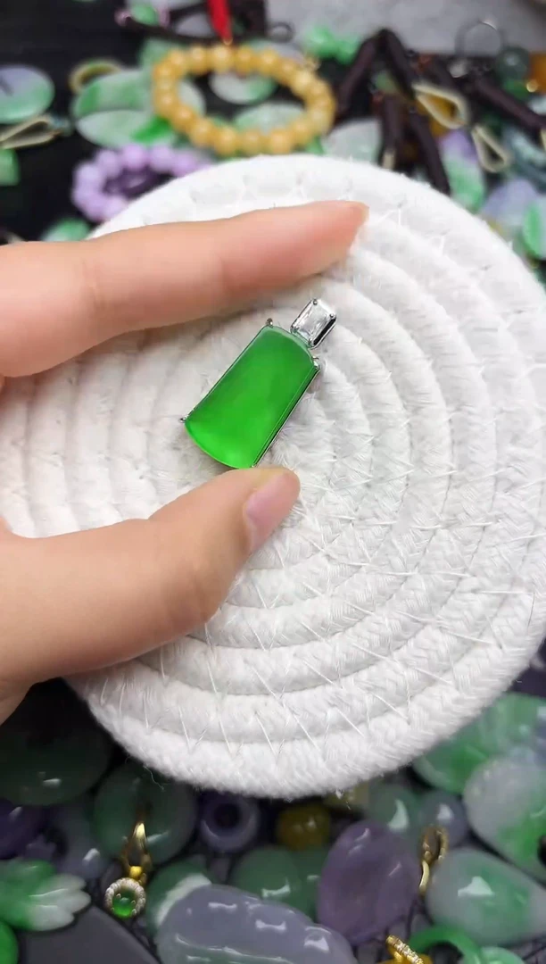 颈饰未镶嵌翡翠缅甸翡翠吊坠