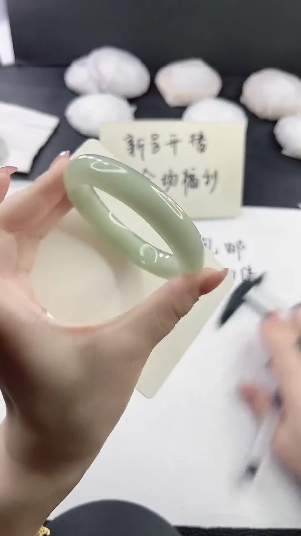 未镶嵌手镯石英质玉L240