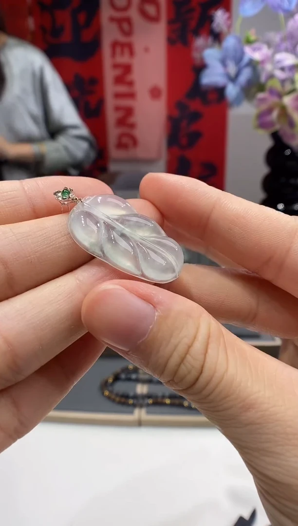 颈饰18K金镶嵌翡翠叶子
