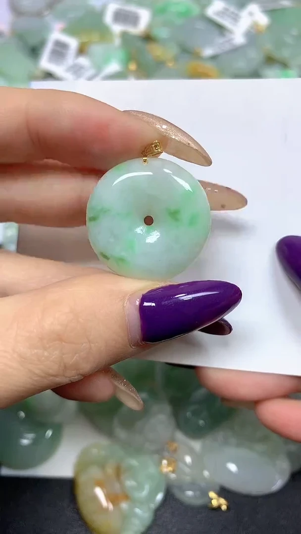 颈饰18K金镶嵌翡翠