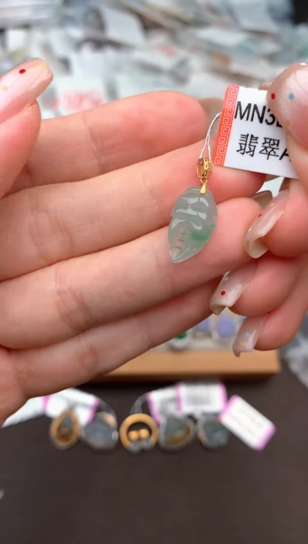 18K金镶嵌挂件翡翠一