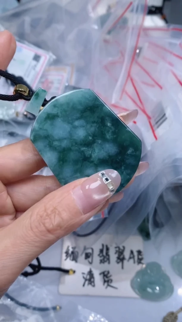 颈饰未镶嵌翡翠吊坠