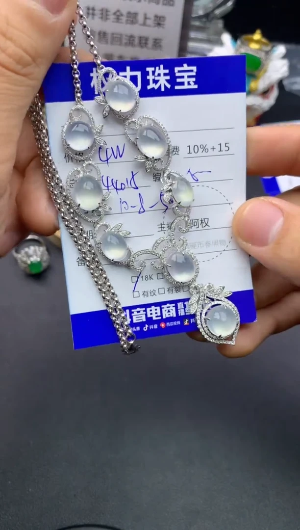 颈饰18K金镶嵌翡翠寄售不退换