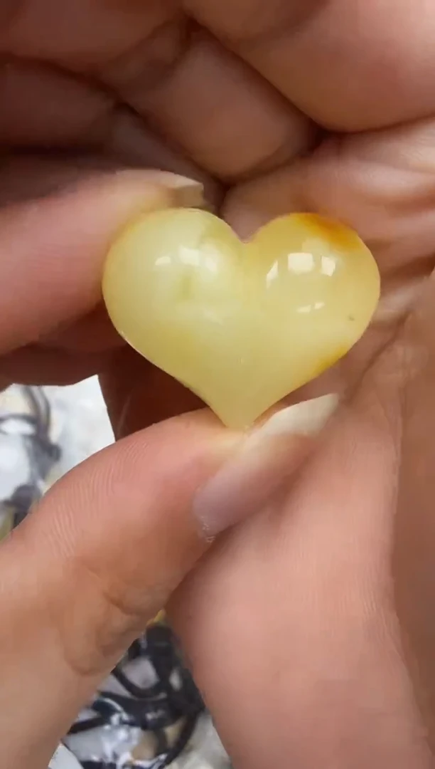 未镶嵌琥珀裸石如图