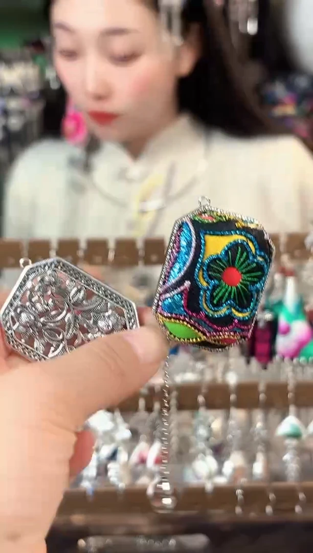 彩云南阁非遗老绣苗银饰品520