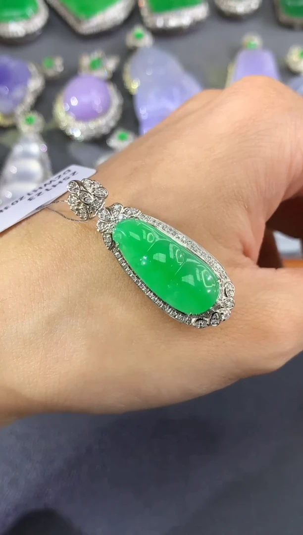 吊坠(不含链)18K金镶嵌翡翠A101多样性发其一