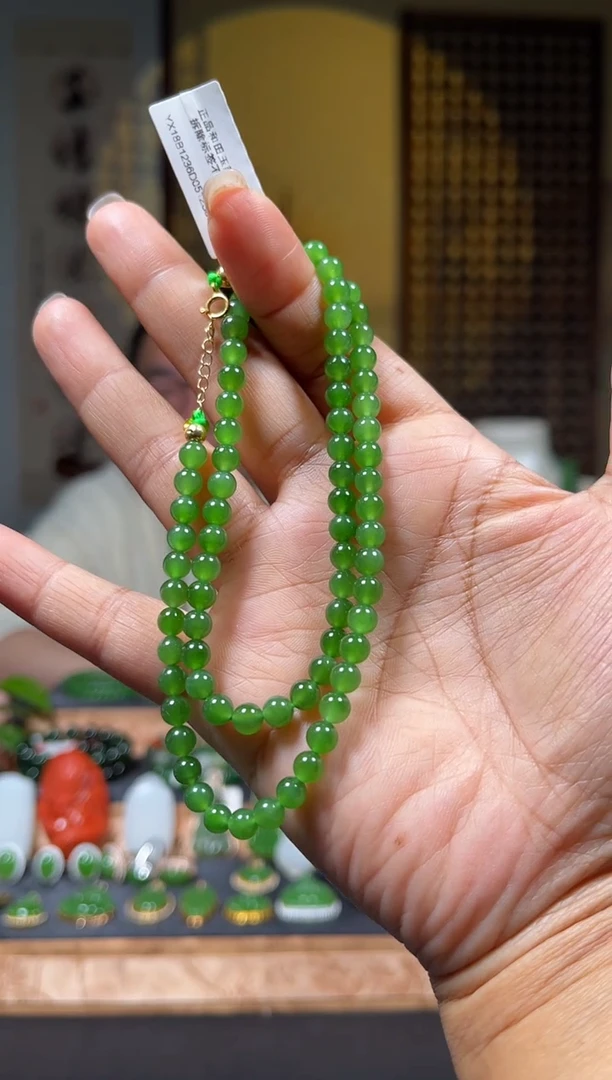 颈饰18K金镶嵌和田玉（碧玉）±5mm冰胶甜阳绿锁骨链