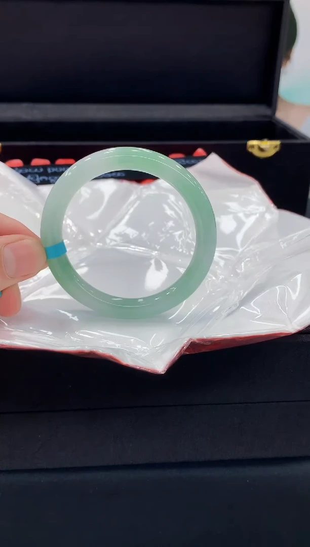 翡翠手镯未镶嵌手镯