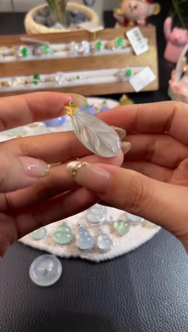 颈饰18K金镶嵌翡翠源头直播间