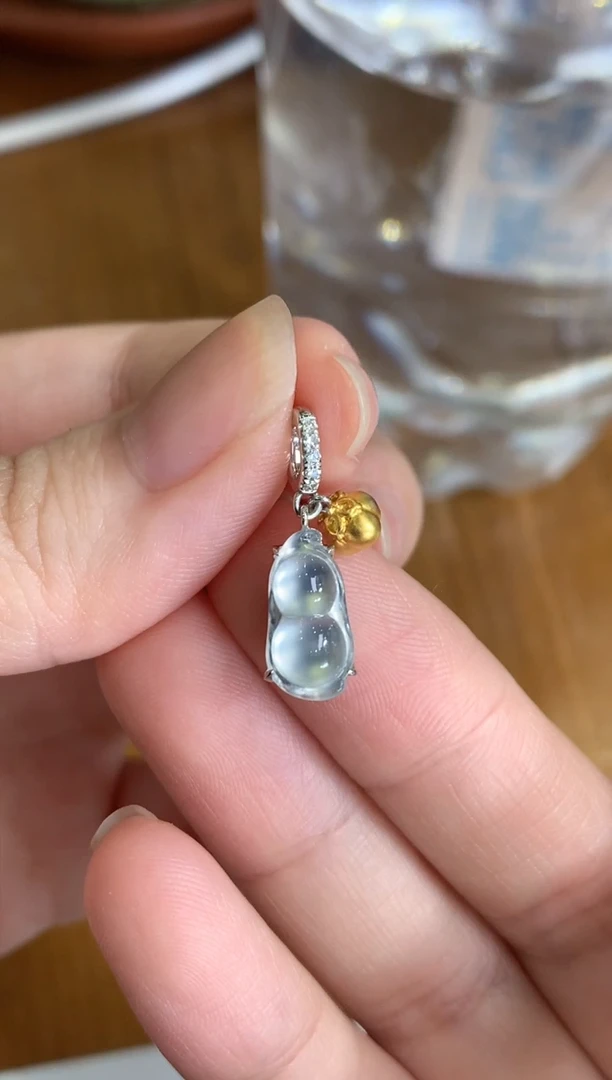 颈饰18K金镶嵌翡翠花生滴溜