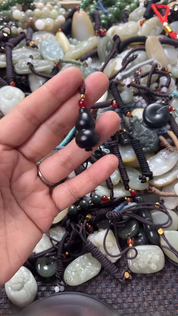 和田玉未镶嵌颈饰（多样性发一件）没有证书有瑕