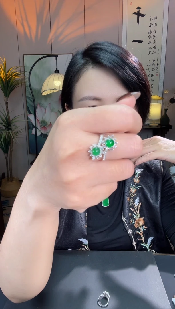 18K金镶嵌戒指翡翠蛋面