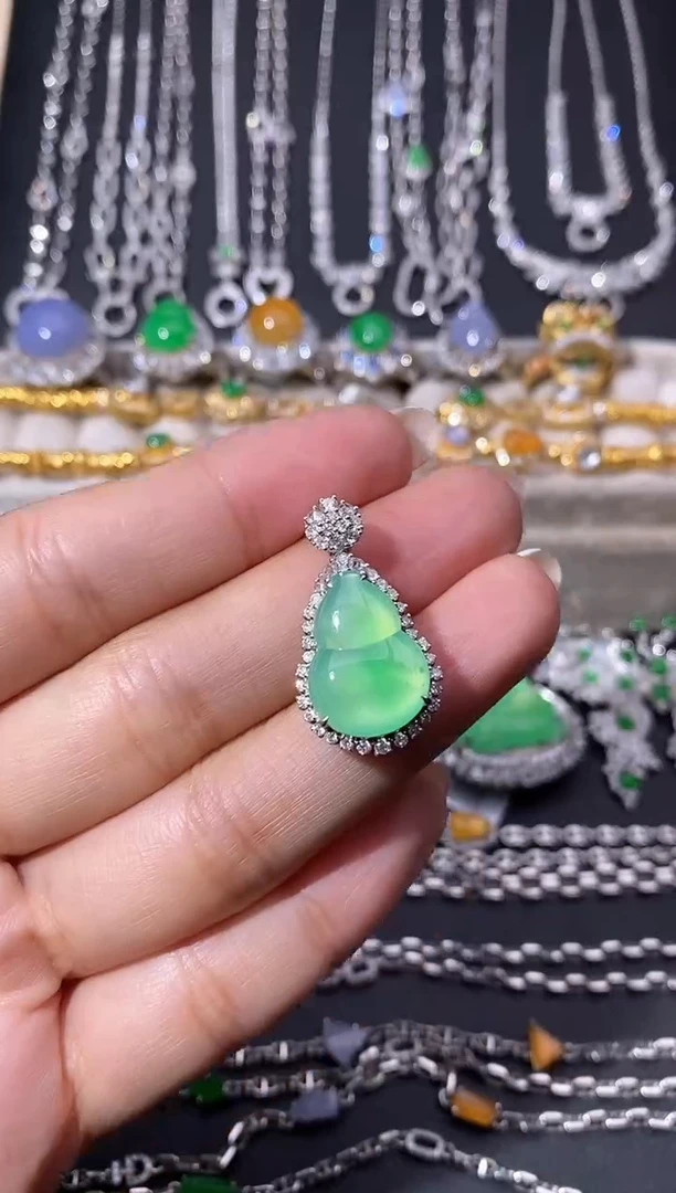 颈饰18K金镶嵌翡翠吊坠