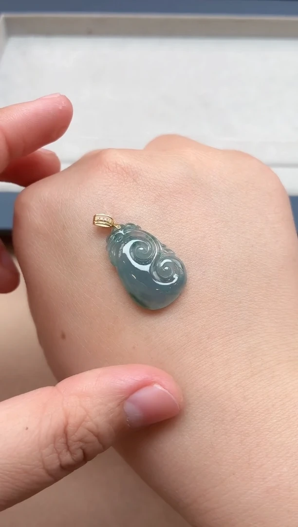 翡翠18K金镶嵌颈饰如意