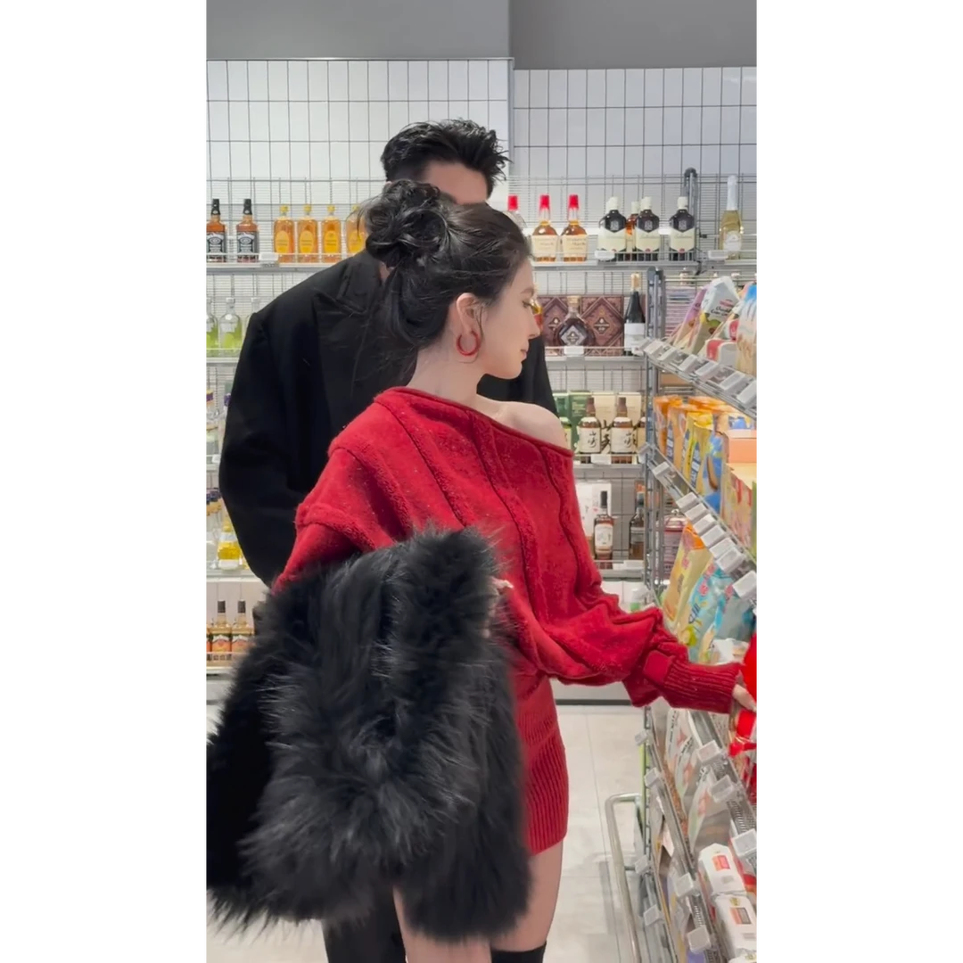 【奥斯丁玫瑰】秋冬新款气质氛围感圣诞红斜领露肩针织包臀连衣裙女