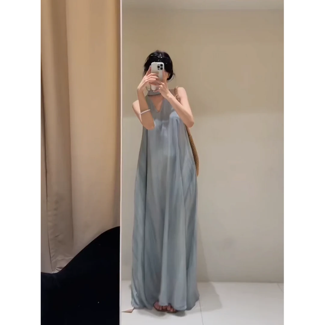 夏季新款无袖挂脖连衣裙女法式海边度假风宽松显瘦设计感露肩长裙