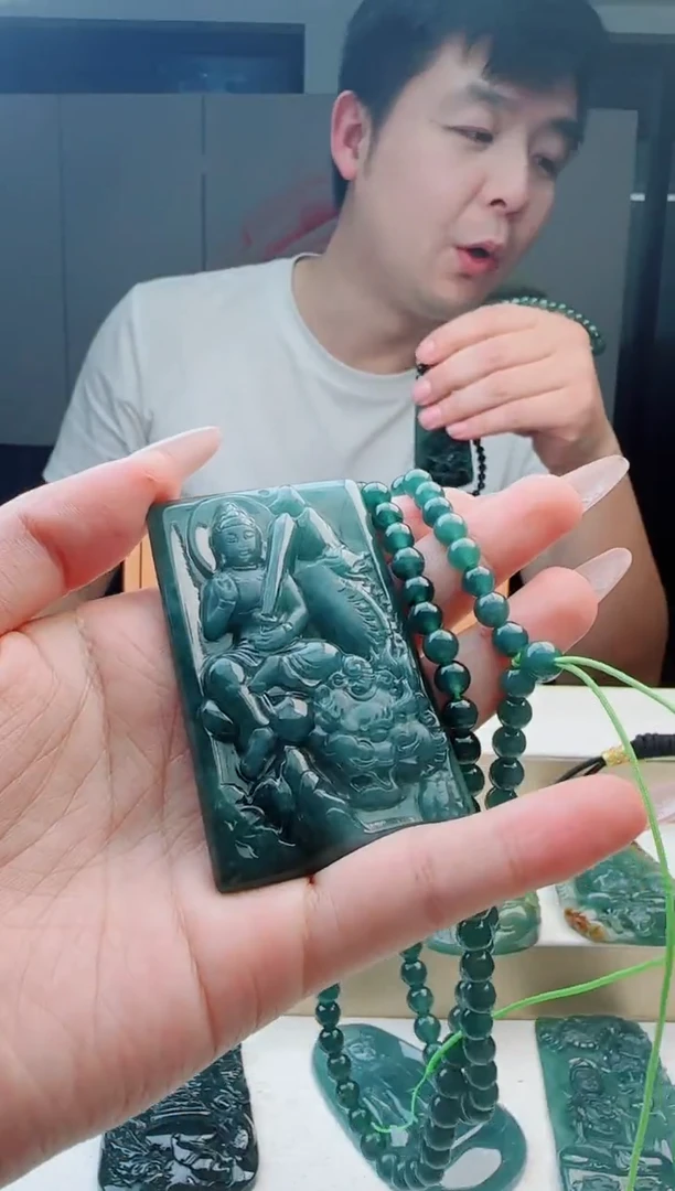 颈饰未镶嵌翡翠多样性发其中一