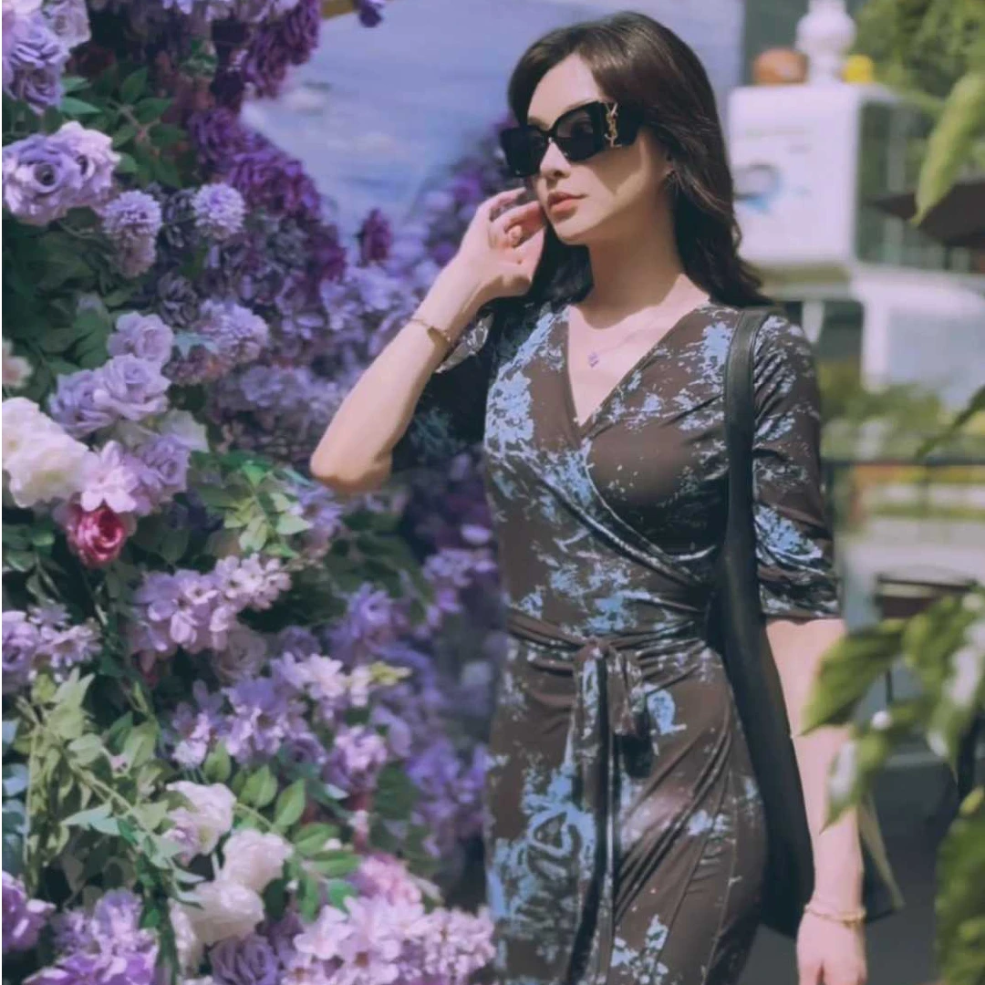 【金喜】裹身裙新款水墨画晕染印花连衣裙一片式V领显瘦中长裙