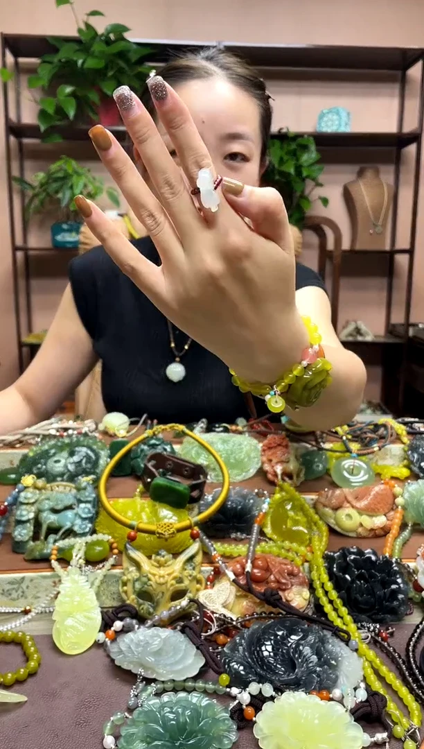 未镶嵌岫玉吊坠多样性发货发其中之一