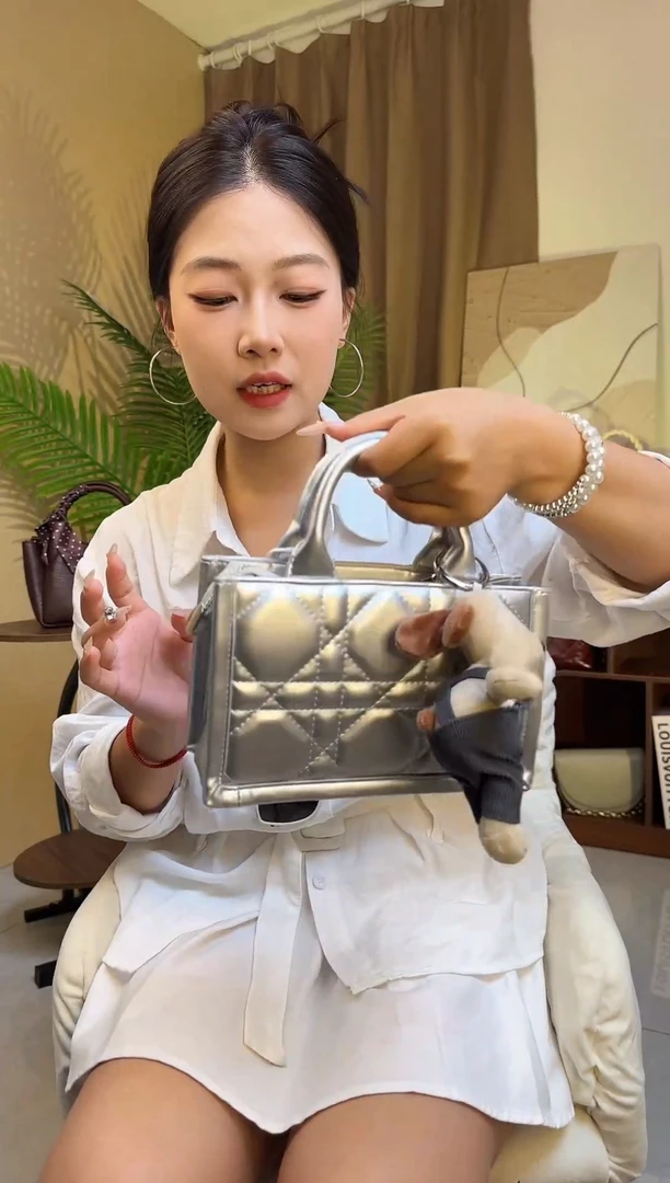 牛皮（革）银色手提轻奢女包
