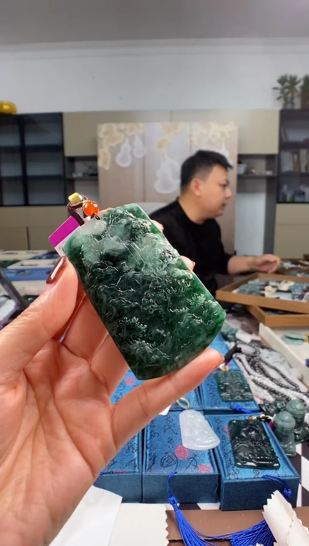 颈饰未镶嵌翡翠  多样性发其一
