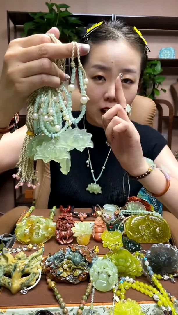 未镶嵌岫玉颈饰多样性发货发其中之一