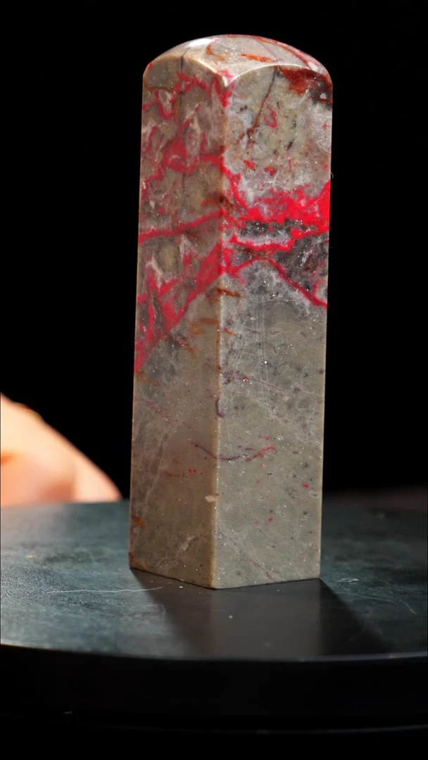 鸡血石牛角鸡血石