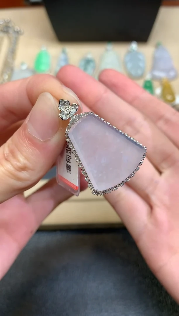 【闪购商品】翡翠颈饰18K金镶嵌无事牌【无服务费】