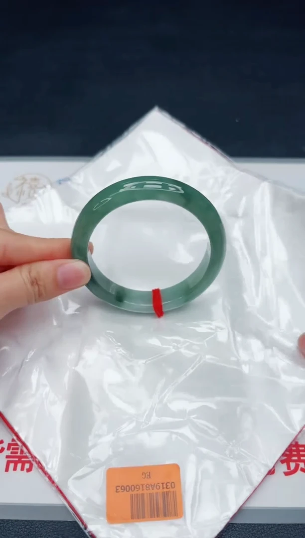 翡翠手镯未镶嵌，默认会有冰丝棉纹棉线，均需要有包容心