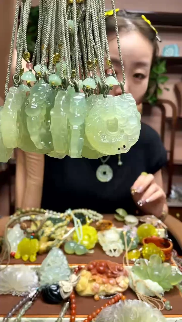 未镶嵌岫玉颈饰多样性发货发其中之一