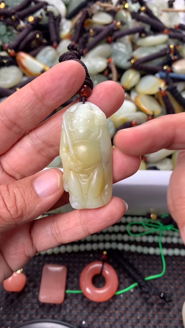 【闪购商品】和田玉颈饰未镶嵌多样性发货没有证书，拍一发一.有瑕