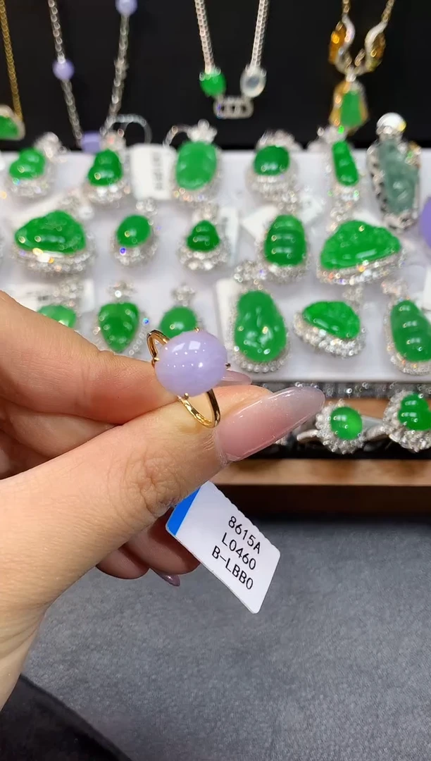 18K金镶嵌戒指翡翠多样性发其一