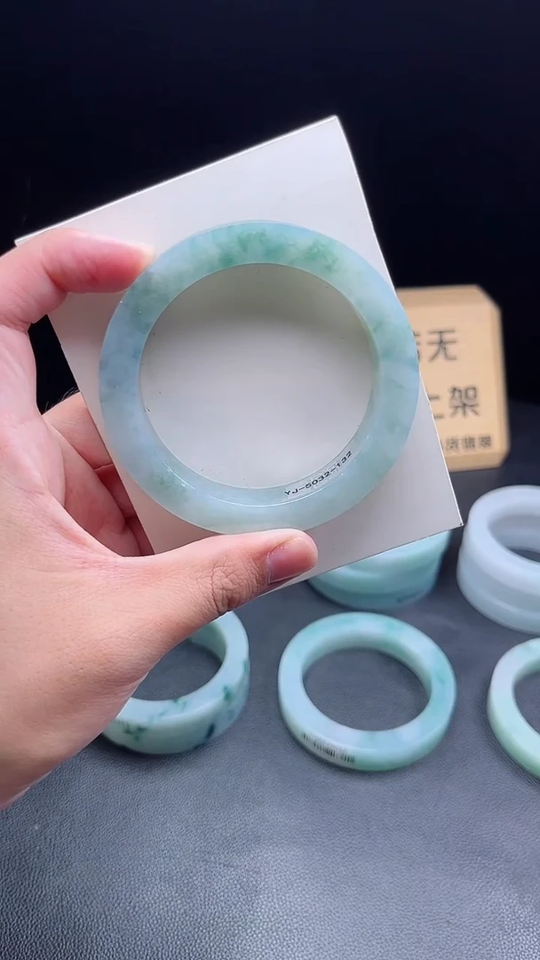 未镶嵌手镯定制翡翠小*妹定制
