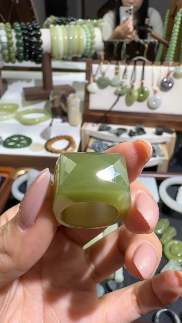未镶嵌戒指和田玉戒指