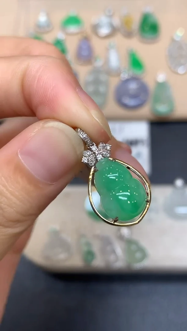 颈饰18K金镶嵌翡翠葫芦【无服务费