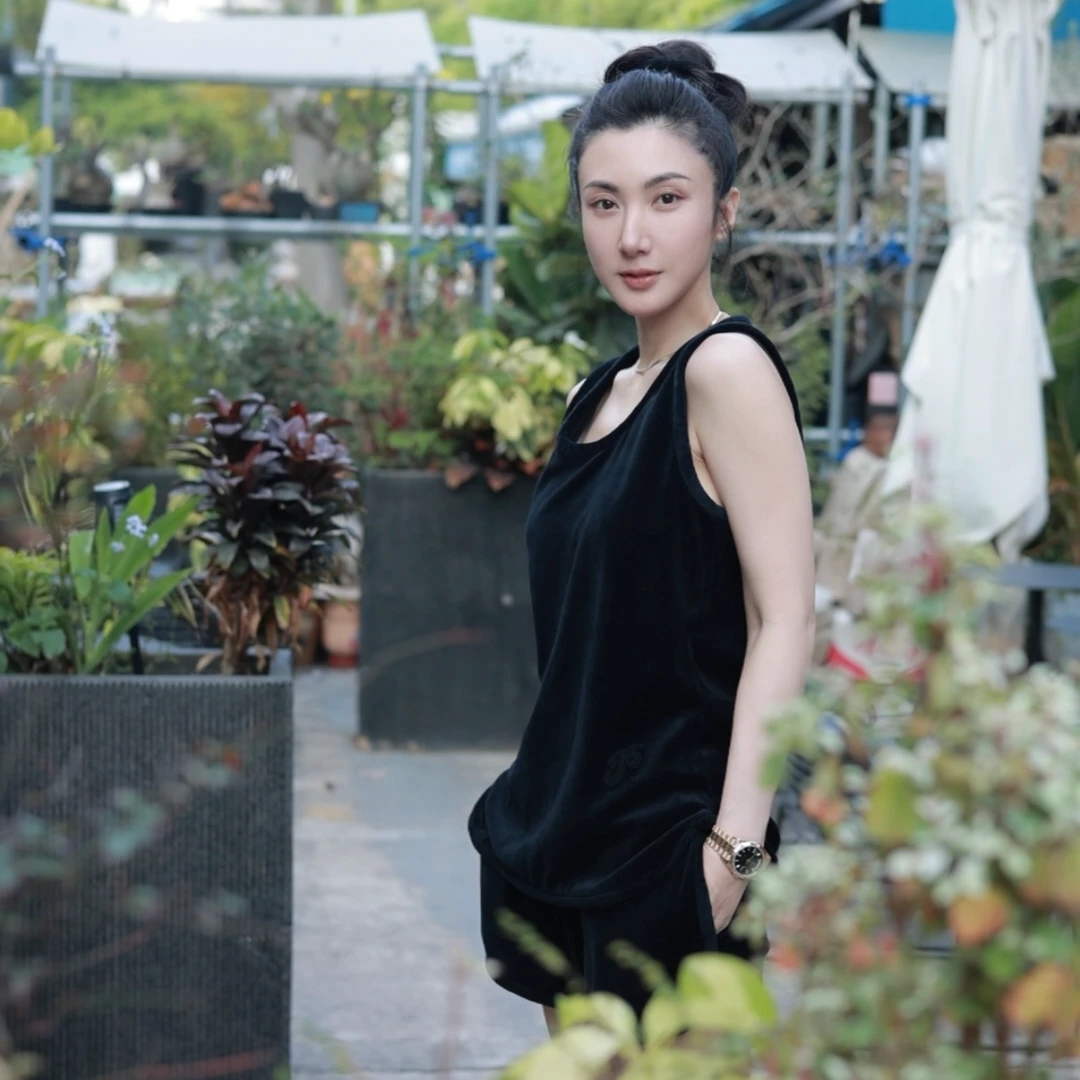 【壁虎姐】GECKO春季新款 黑色小低U领无袖丝绒背心 松紧腰短裤套装