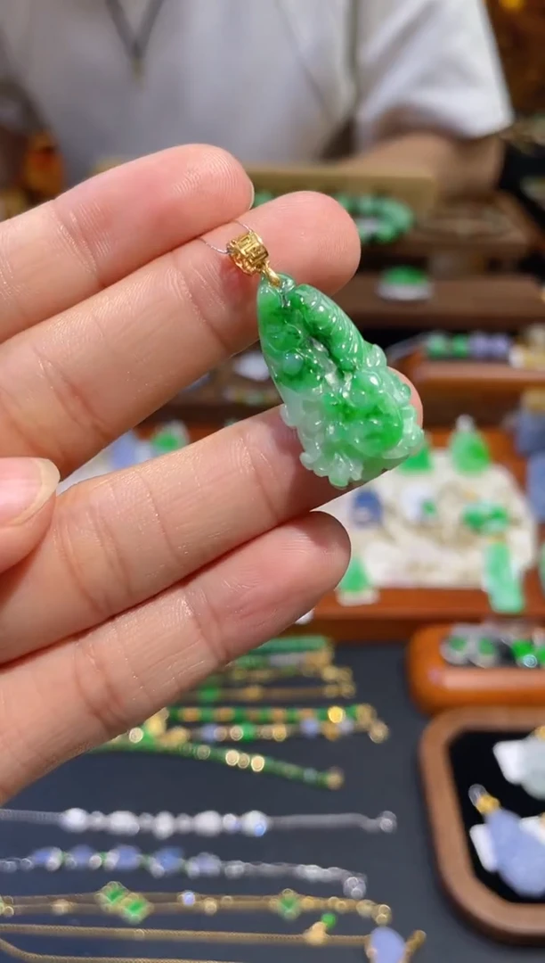 颈饰18K金镶嵌翡翠白菜