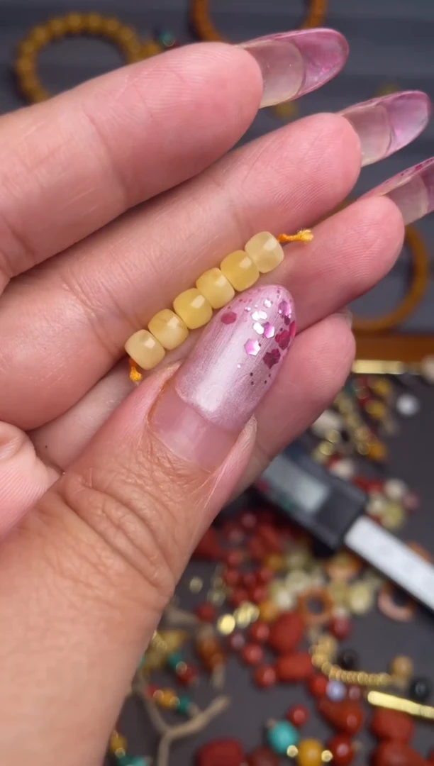 未镶嵌蜜蜡裸石多样性发其一，六颗