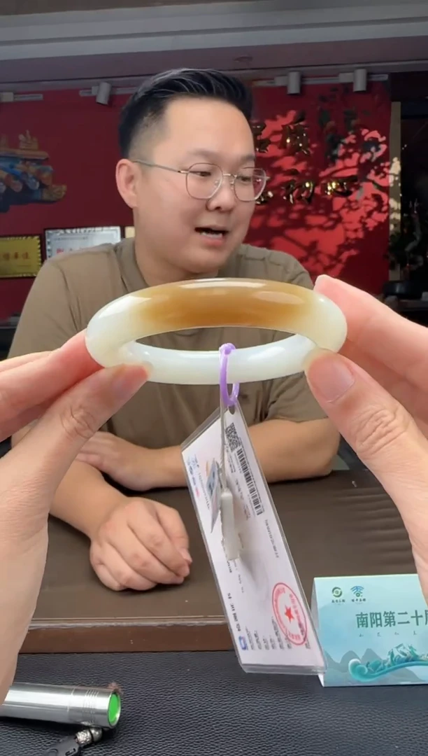 颈饰未镶嵌和田玉聪****房且末糖白手镯圆条57+