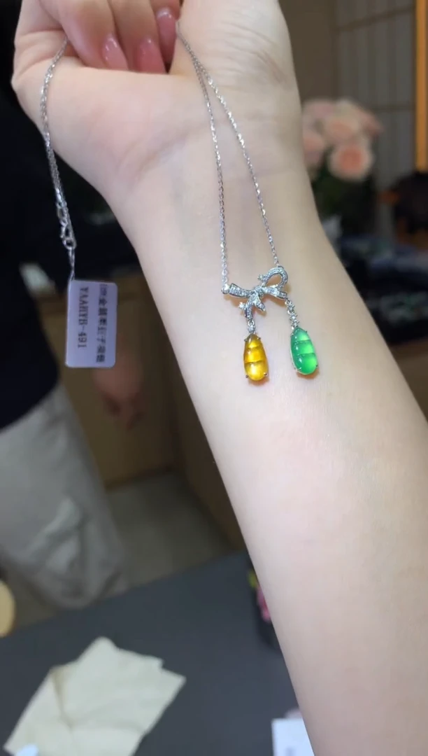 颈饰18K金镶嵌翡翠|不退不换